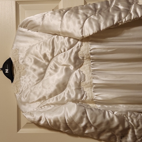 Natori ivory robe - Picture 10 of 14